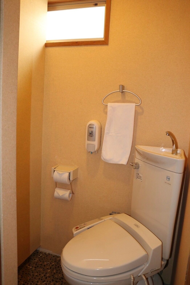 ツインルーム 共用バスルーム (2名) 禁煙 バスルーム2 | 憩の家