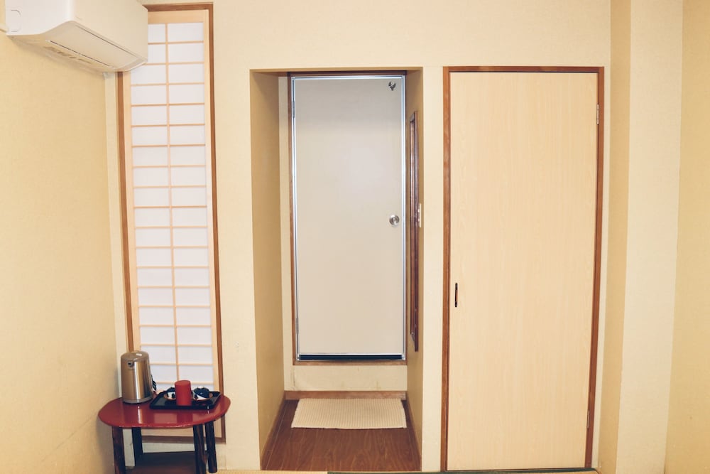 エコノミー ツインルーム 専用バスルーム (1,2名) 禁煙 客室1 | 憩の家