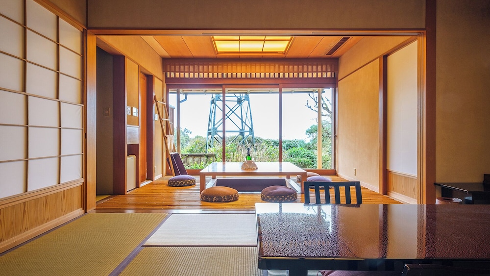 [106]露天風呂付き客室/本間10畳+掘りごたつ式次の間(禁煙):部屋食 客室の設備とサービス3 | いさり火