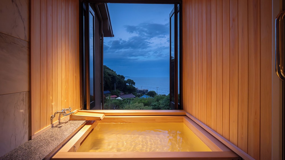 [203/205]ヒノキの露天風呂付き客室／和室10畳+広縁(禁煙)　:部屋食 | いさり火