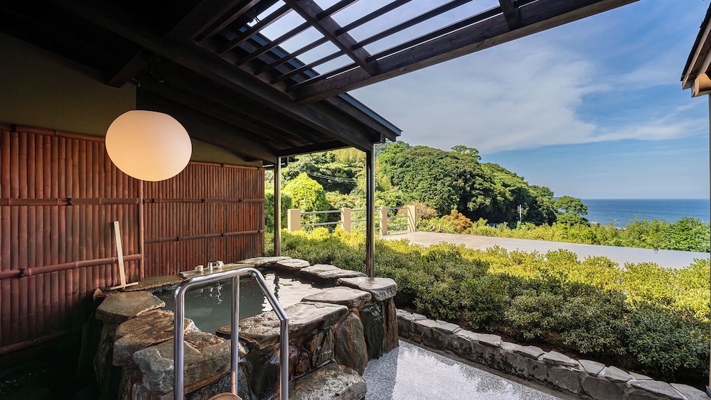 [103/105] 展望露天風呂付き客室／和室10畳+広縁（禁煙）:部屋食 客室3 | いさり火