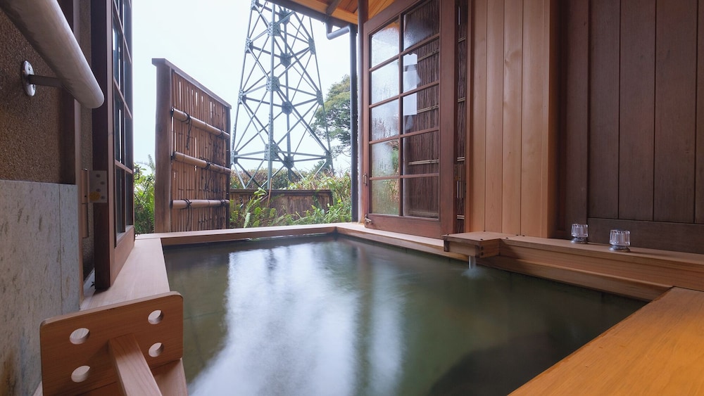 [106]露天風呂付き客室/本間10畳+掘りごたつ式次の間(禁煙):部屋食 客室の設備とサービス1 | いさり火