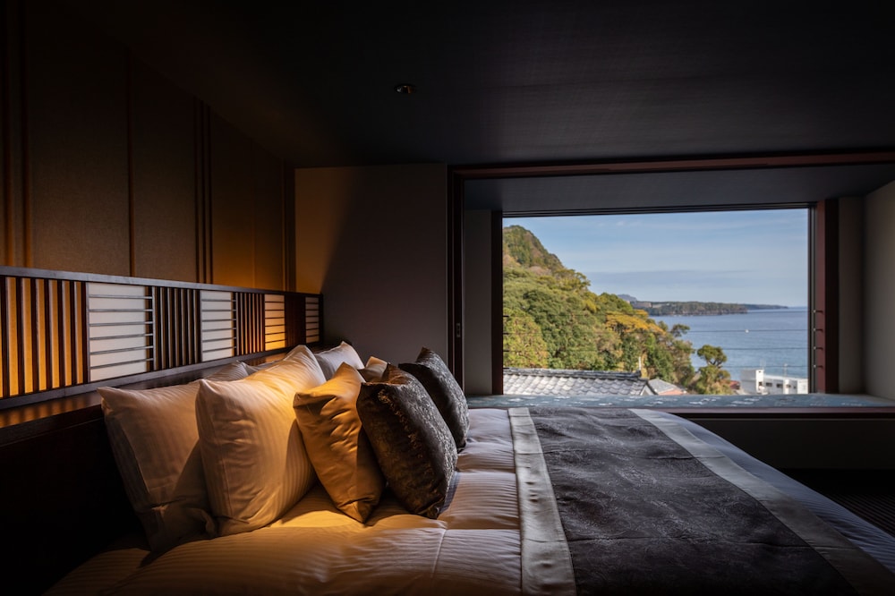 [401] 露天風呂付 キングサイズベッドルーム / 45平米(禁煙) : 食事処 客室1 | いさり火