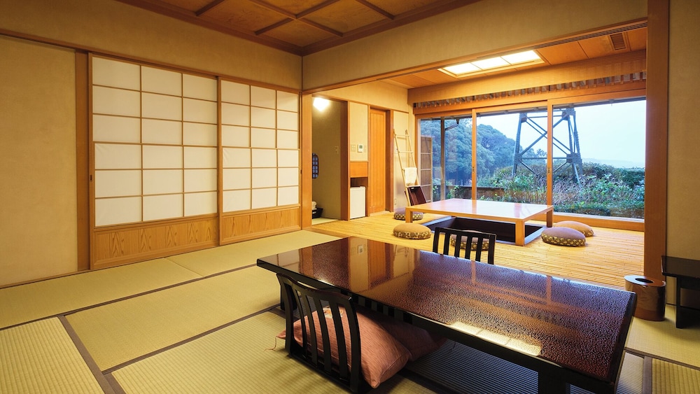 [106]露天風呂付き客室/本間10畳+掘りごたつ式次の間(禁煙):部屋食 客室の設備とサービス0 | いさり火