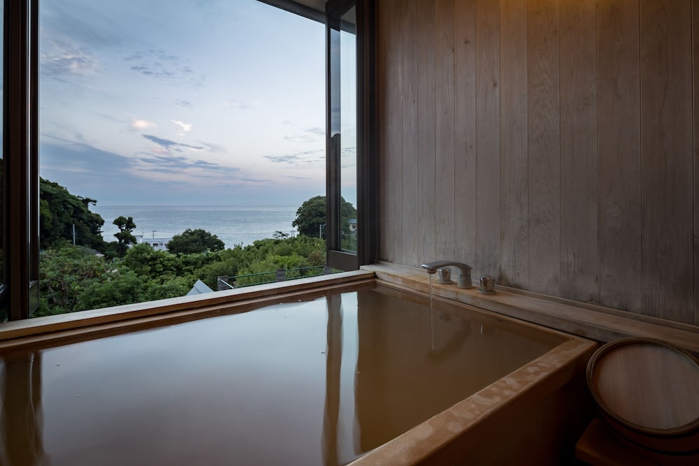 [202]露天風呂付きキングサイズベッドルーム/40平米(禁煙)　:部屋食 バスルーム0 | いさり火