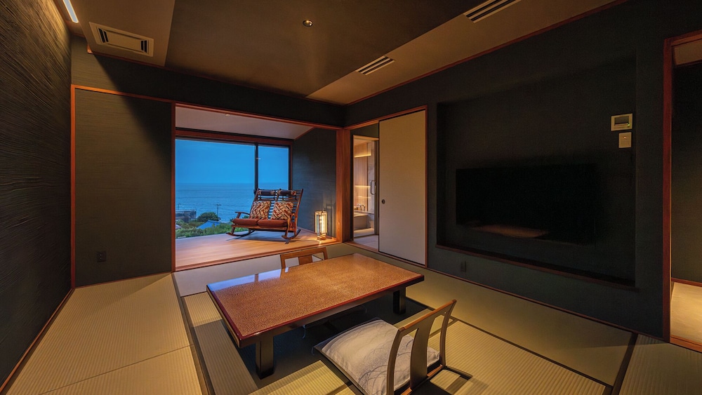 [203/205]ヒノキの露天風呂付き客室／和室10畳+広縁(禁煙)　:部屋食 客室2 | いさり火