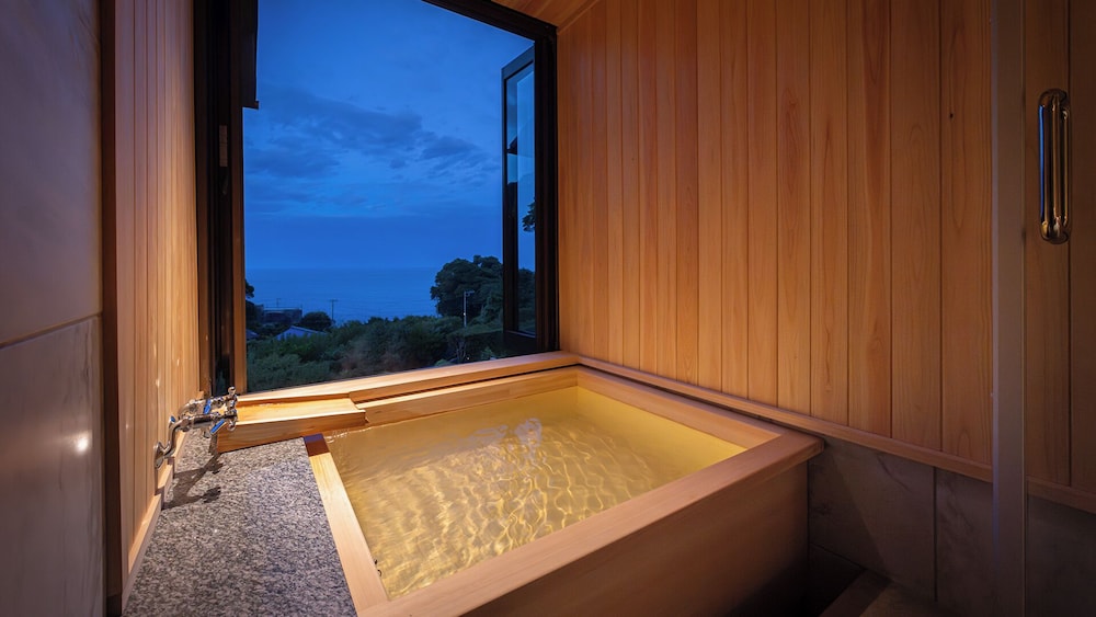 [203/205]ヒノキの露天風呂付き客室／和室10畳+広縁(禁煙)　:部屋食 バスルーム0 | いさり火