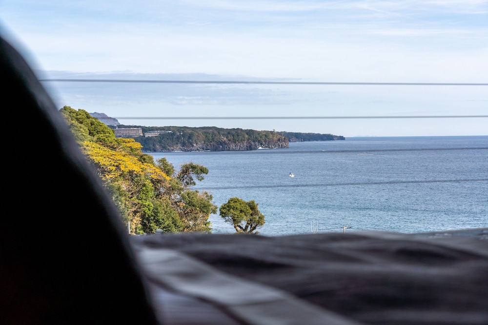 [401] 露天風呂付 キングサイズベッドルーム / 45平米(禁煙) : 食事処 ビーチ / オーシャン ビュー0 | いさり火