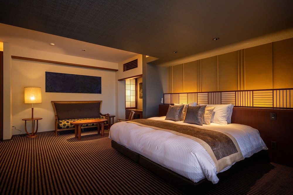 [401] 露天風呂付 キングサイズベッドルーム / 45平米(禁煙) : 食事処 客室2 | いさり火