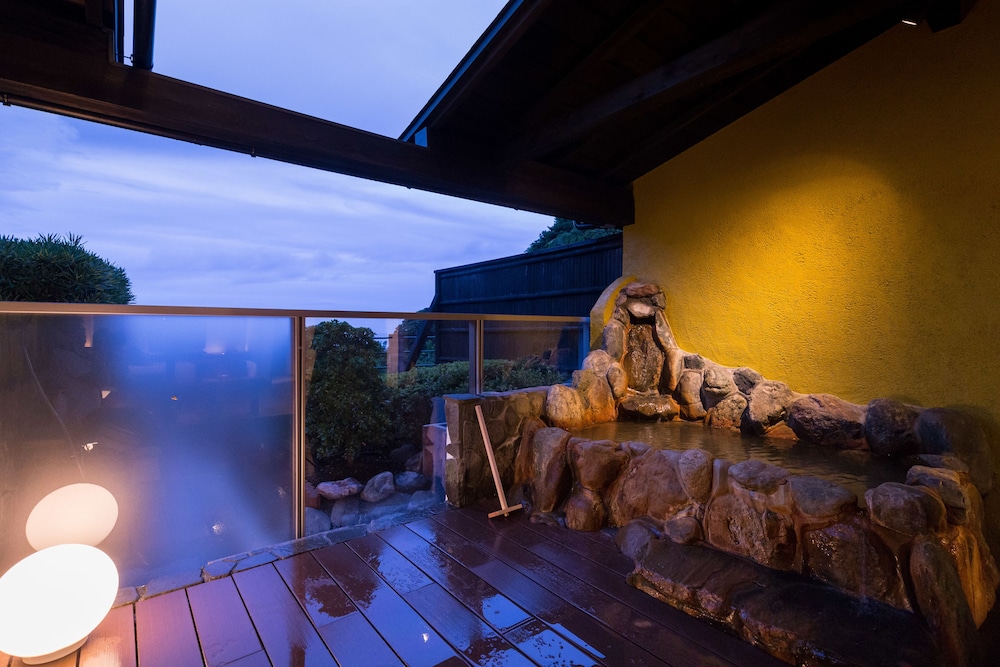 [102]露天風呂付キングサイズベッドルーム/33平米(禁煙)　:食事処 バスルーム1 | いさり火