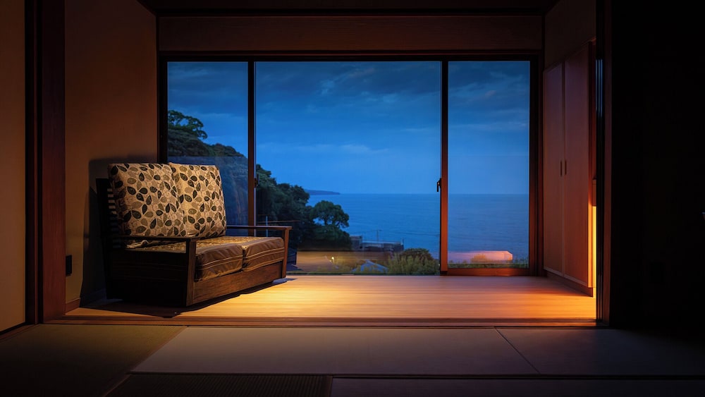 [203/205]ヒノキの露天風呂付き客室／和室10畳+広縁(禁煙)　:部屋食 部屋からの景観0 | いさり火