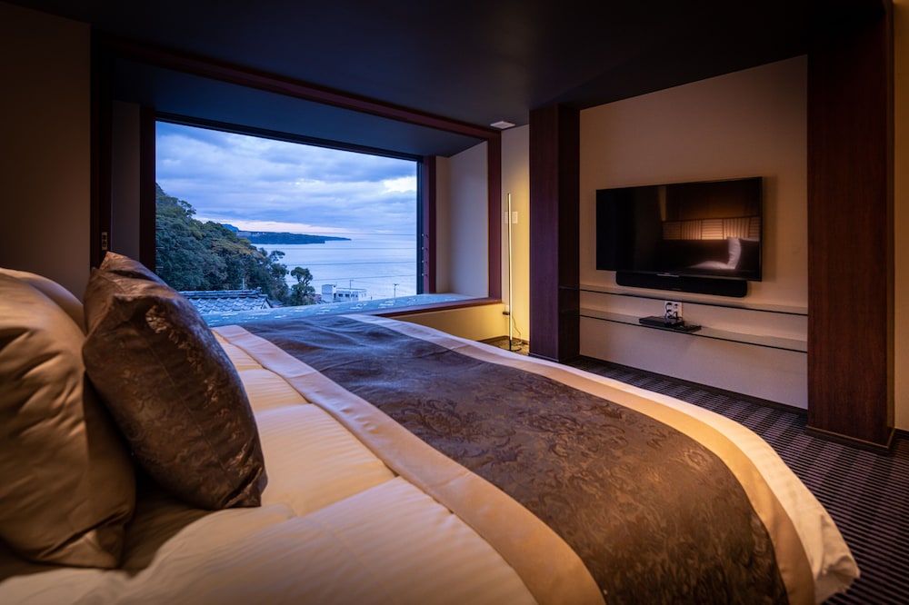 [401] 露天風呂付 キングサイズベッドルーム / 45平米(禁煙) : 食事処 | いさり火