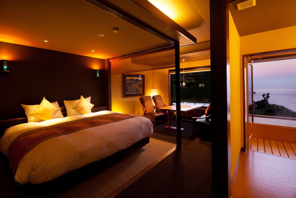 [202]露天風呂付きキングサイズベッドルーム/40平米(禁煙)　:部屋食 客室1 | いさり火