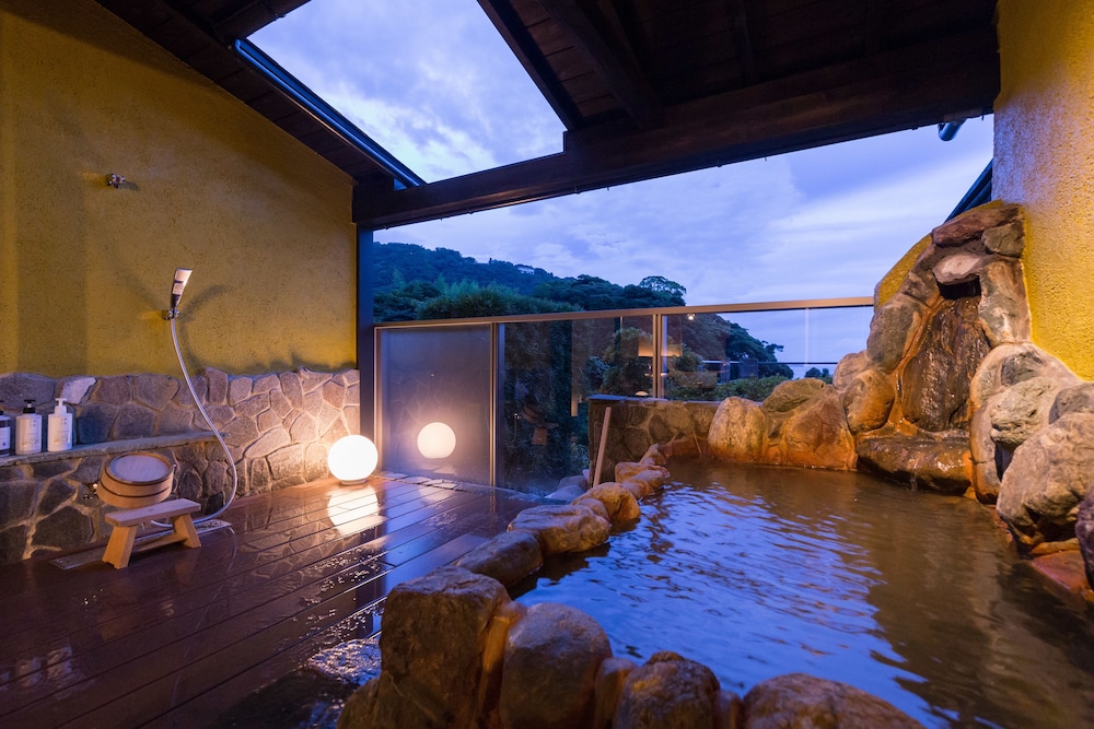 [102]露天風呂付キングサイズベッドルーム/33平米(禁煙)　:食事処 バスルーム0 | いさり火