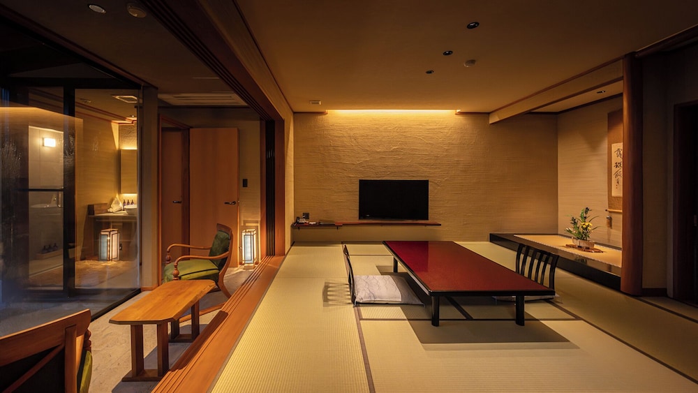 [103/105] 展望露天風呂付き客室／和室10畳+広縁（禁煙）:部屋食 客室4 | いさり火