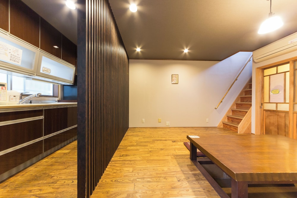 4人部屋 共用バスルーム (2,3,4名) 禁煙 リビング エリア1 | なごみ旅館 悠