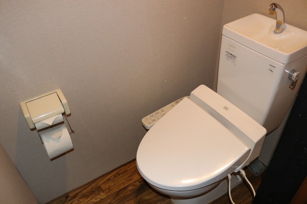 4人部屋 共用バスルーム (2,3,4名) 禁煙 共用バスルーム1 | なごみ旅館 悠