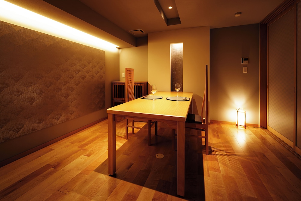 特別室（定員2名） D2 禁煙 客室内のダイニングエリア0 | あぶらや燈千