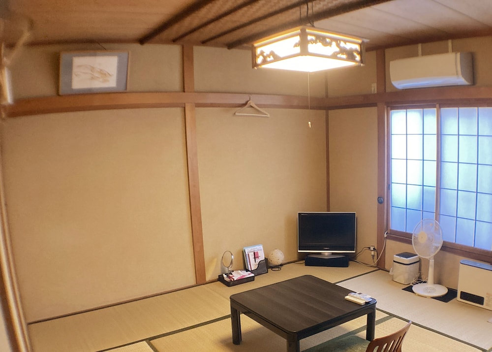 2階和室8畳 禁煙 客室4 | 旅宿 あたごや