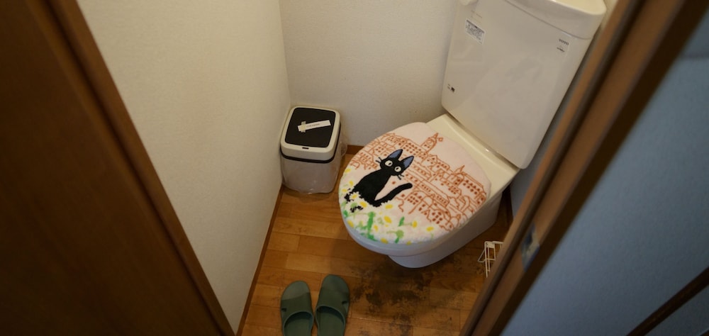 2階和室8畳 禁煙 共用バスルーム1 | 旅宿 あたごや