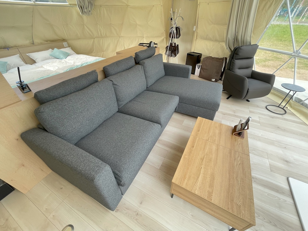 [グランピングルーム] 洋モダン洋室　38平米 DOG同伴OK [共用バス＆トイレ] 客室1 | リブマックスリゾート函館　グリーンピア大沼