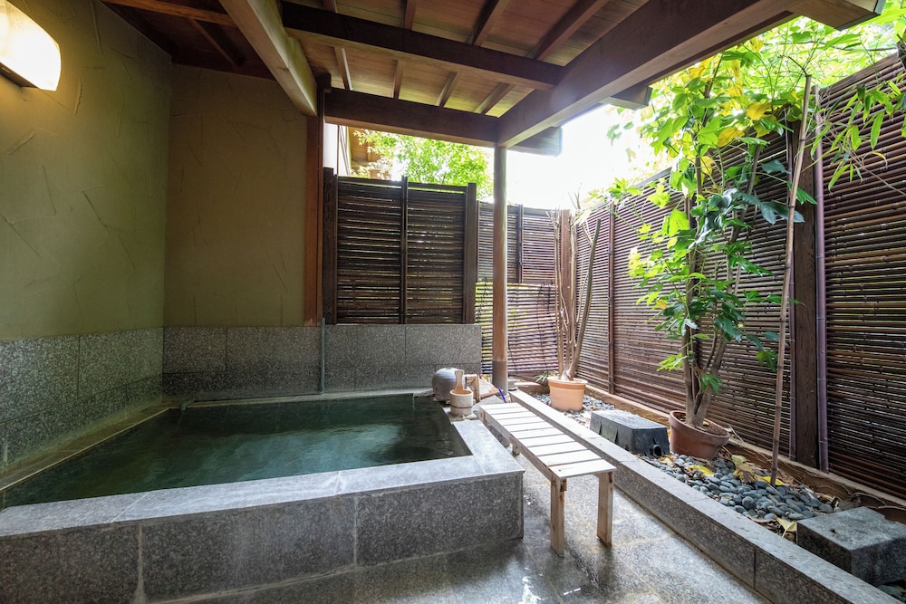 離れ 露天風呂付 (4名-5名利用) 禁煙 客室2 | 御宿 一禅