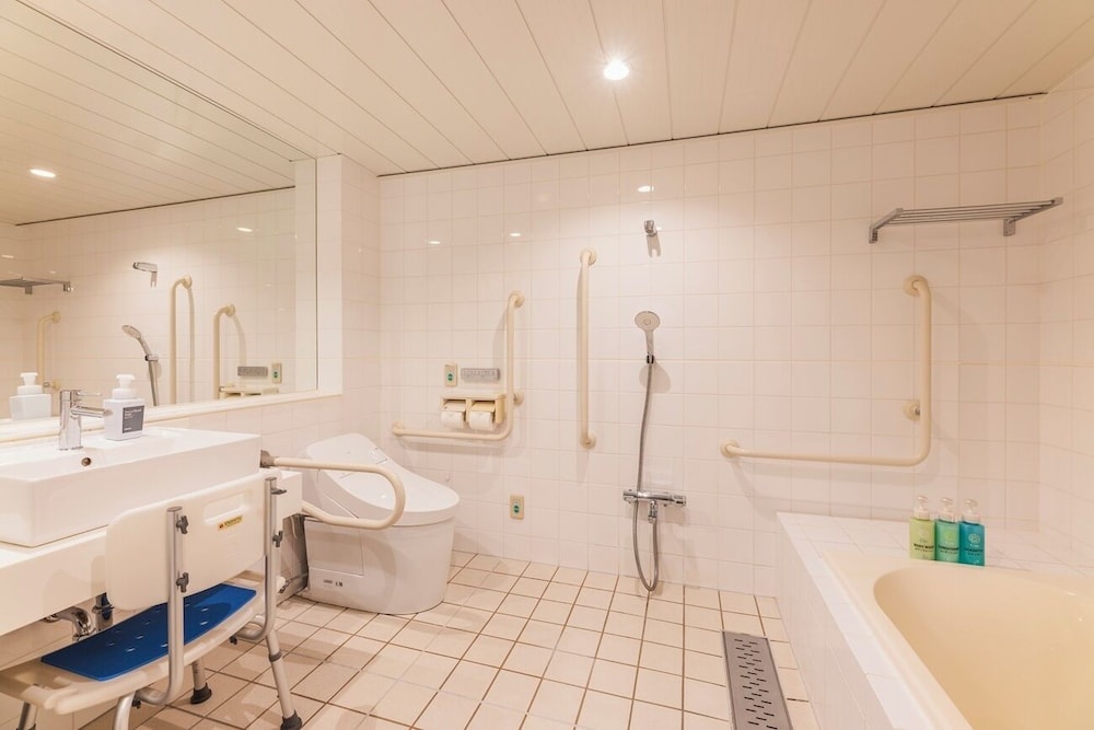 ［リニューアル］スタンダードユニバーサルツインルーム 禁煙 (2 名利用時はソファとして、 3 名利用時のみソファベッド利用可能 ) バスルーム1 | 相鉄フレッサイン 横浜桜木町