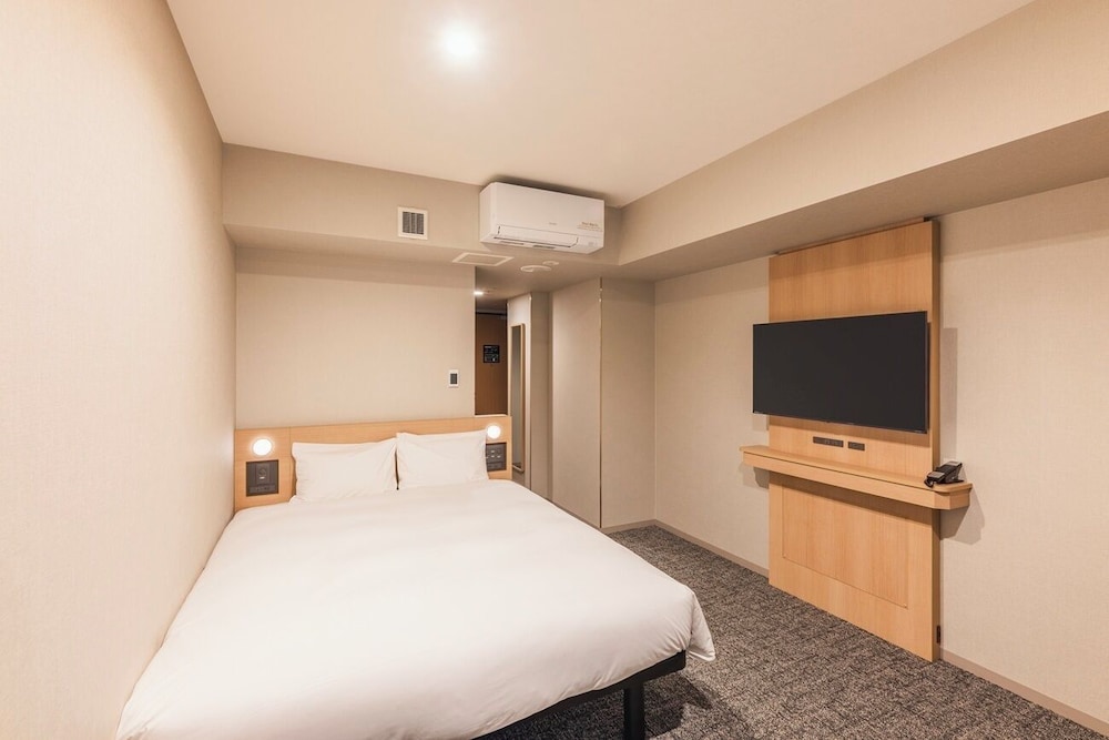 ［リニューアル］デラックス + ソファダブルルーム 喫煙可 (160cm Bed、2 名利用時はソファとして、 3 名利用時のみソファベッド利用可能) | 相鉄フレッサイン 横浜桜木町