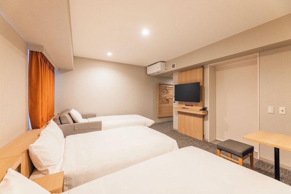 ［リニューアル］スタンダードユニバーサルツインルーム 禁煙 (2 名利用時はソファとして、 3 名利用時のみソファベッド利用可能 ) 客室3 | 相鉄フレッサイン 横浜桜木町