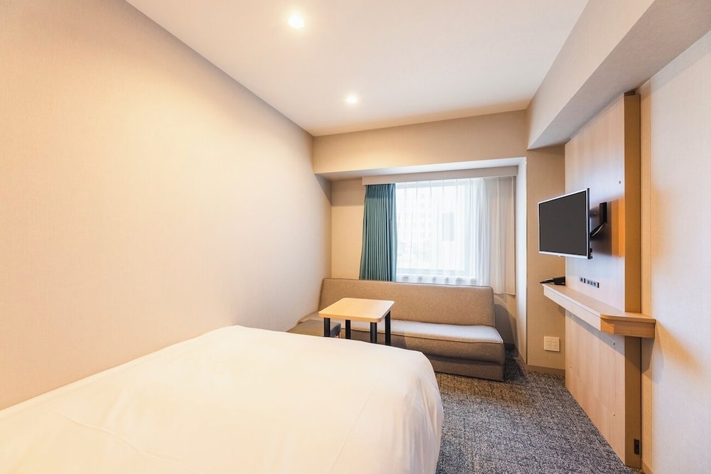 ［リニューアル］コンフォート + ソファダブルルーム 喫煙可（2 名利用時はソファとして、 3 名利用時のみソファベッド利用可能） 客室1 | 相鉄フレッサイン 横浜桜木町