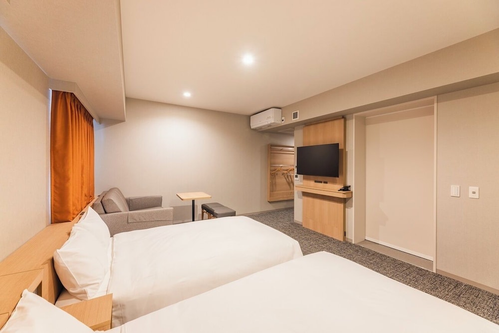 ［リニューアル］スタンダードユニバーサルツインルーム 禁煙 (2 名利用時はソファとして、 3 名利用時のみソファベッド利用可能 ) 客室4 | 相鉄フレッサイン 横浜桜木町