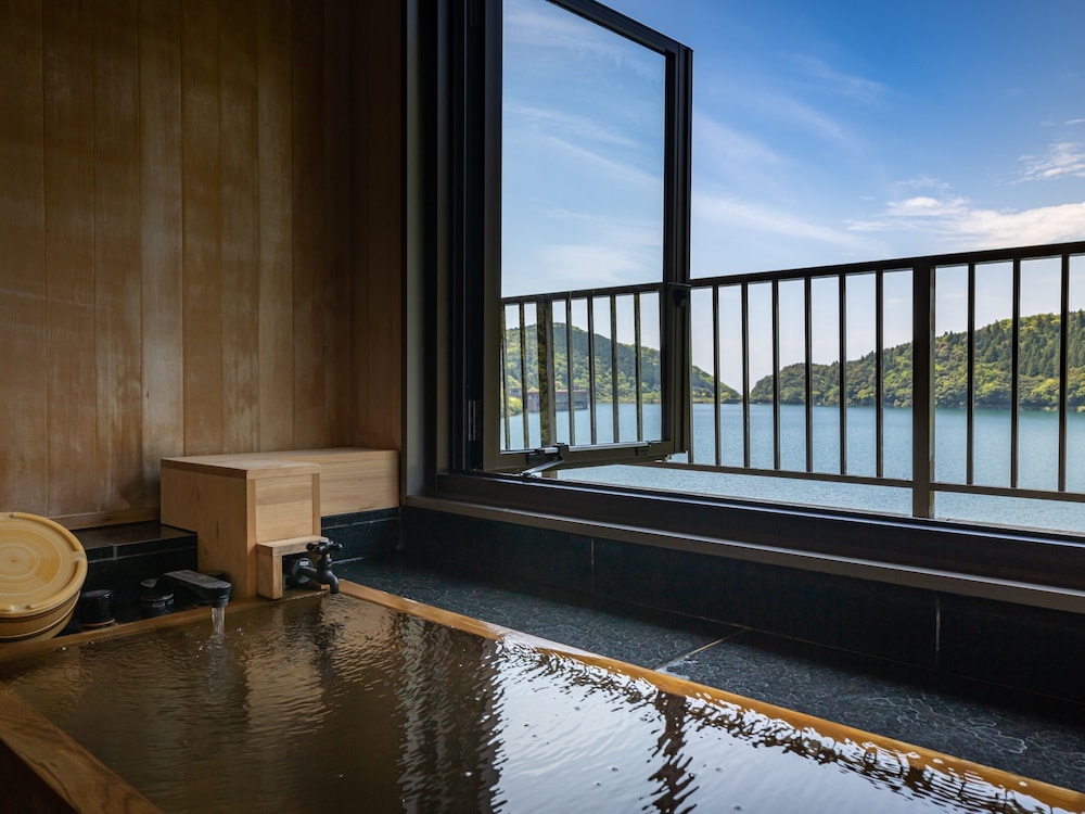 半露天風呂付客室貴賓室東(禁煙) | 雲仙 東園