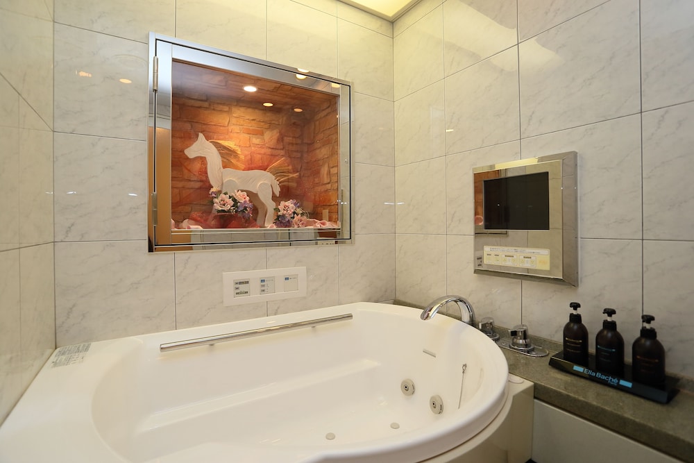 スタンダード ルーム クイーンベッド 1 台 (Couples Hotel) バスルーム3 | ホテル ファインガーデン梅田