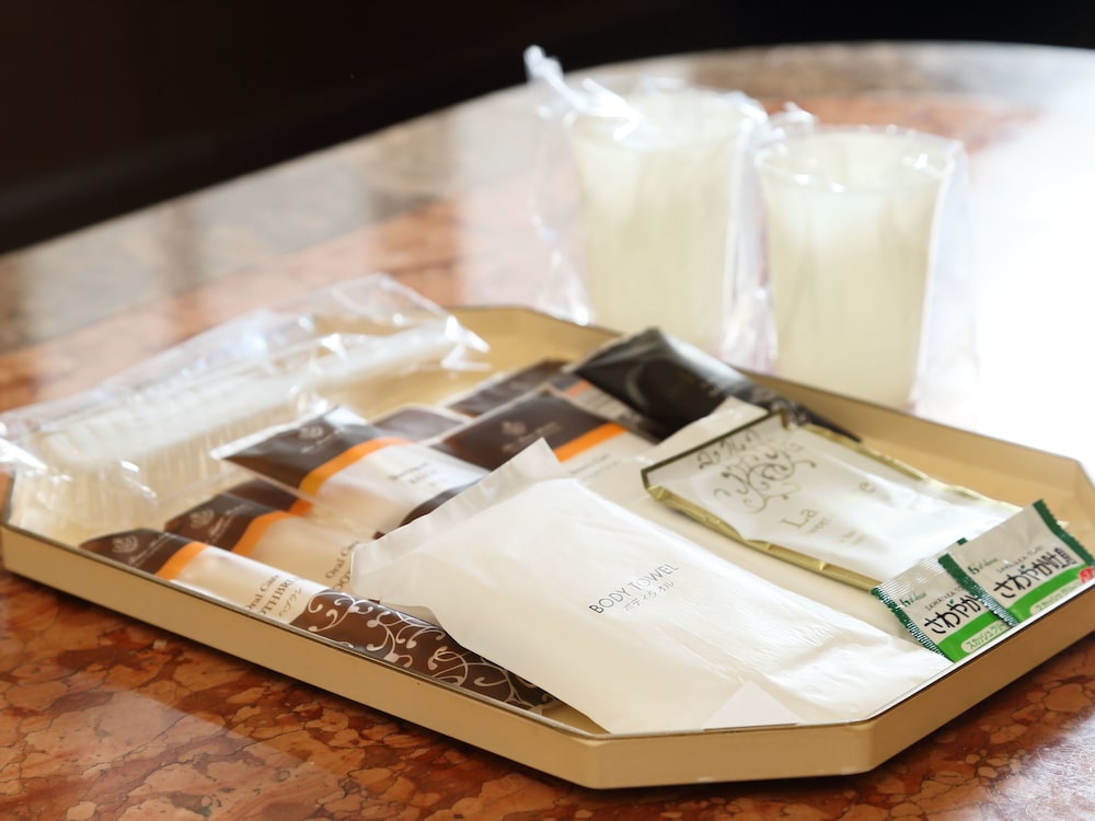 スタンダード ルーム キングベッド 1 台 (Couples Hotel) バスルームの設備1 | ホテル ファイン津