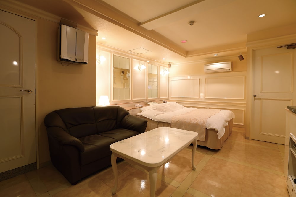 スタンダード ルーム クイーンベッド 1 台 (Couples Hotel) 客室5 | ファインガーデン堺 I ・ II