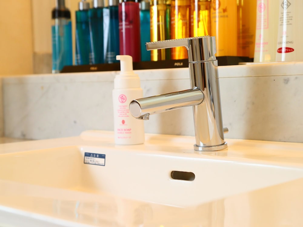 スタンダード ダブルルーム キングベッド 1 台 (Couples Hotel) バスルームのシンク1 | ホテル ファインガーデン松山