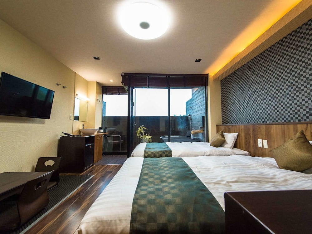 [和モダン和洋室] 25平米 + 専用テラス6平米 信楽焼露天風呂 喫煙可 客室2 | リブマックスリゾート鬼怒川