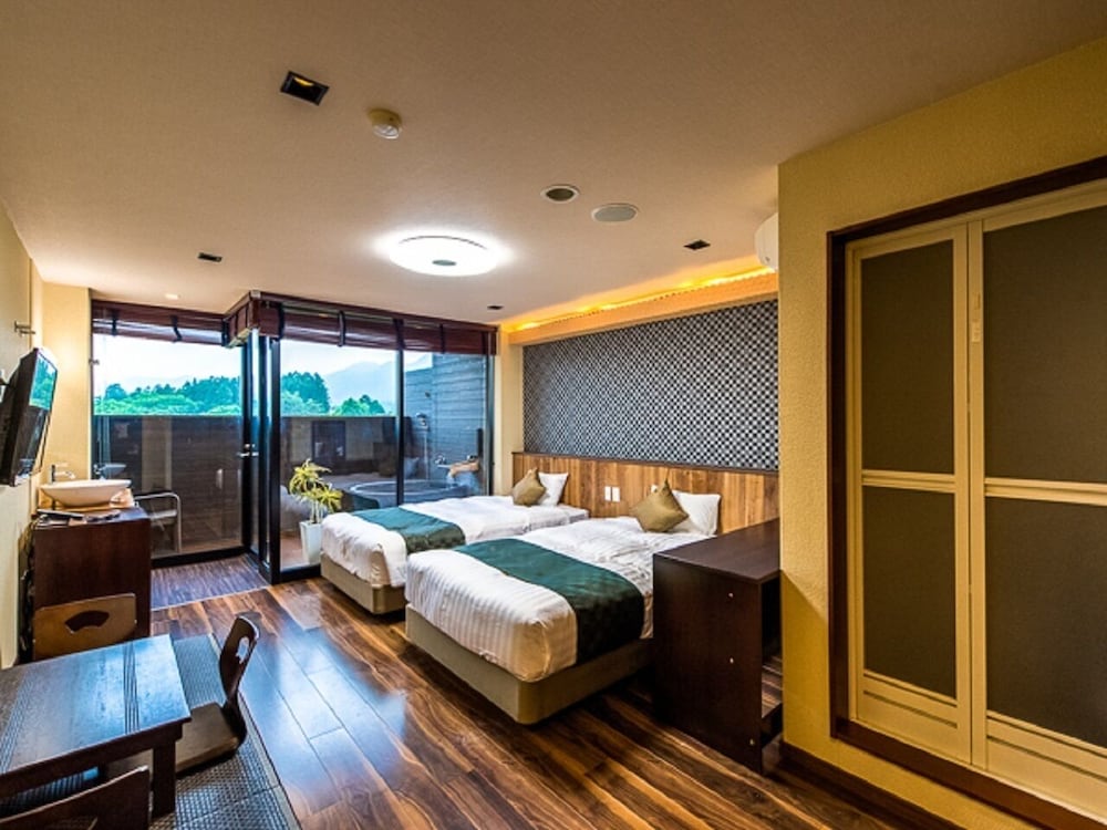 [和モダン和洋室] 25平米 + 専用テラス6平米 信楽焼露天風呂 喫煙可 客室4 | リブマックスリゾート鬼怒川