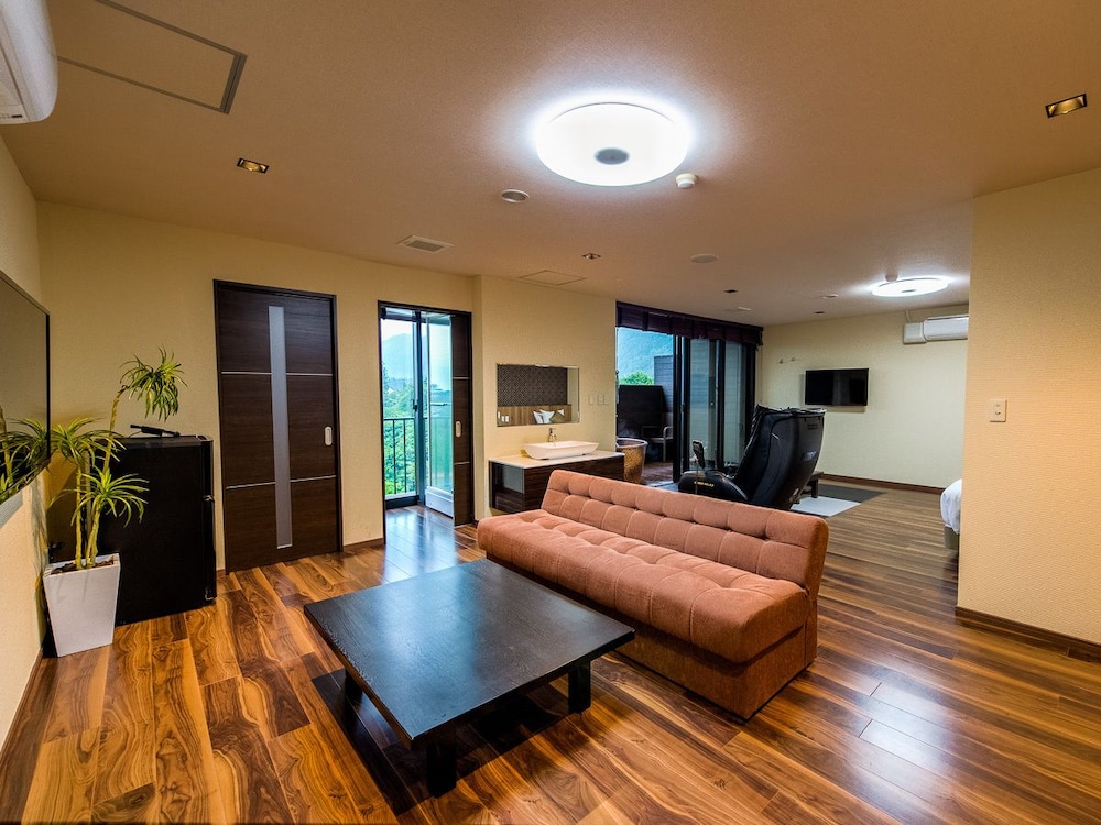 [和モダンスイート和洋室] 55平米 + 専用テラス12平米 信楽焼露天風呂 禁煙 | リブマックスリゾート鬼怒川