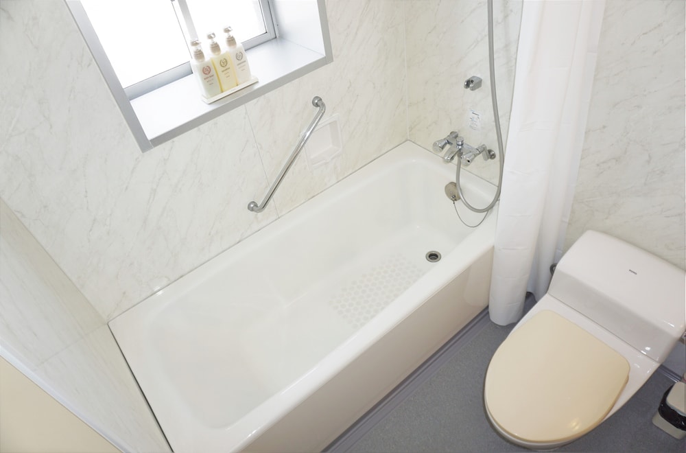 スタンダード ツインルーム シングルベッド 2 台 禁煙 シティビュー バスルーム0 | 沖縄オーシャンフロントホテル