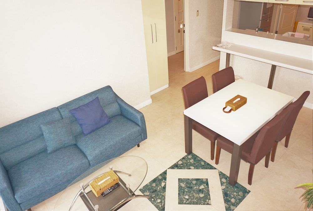 オーシャンビュースイート キッチン付 リビング エリア0 | 沖縄オーシャンフロントホテル