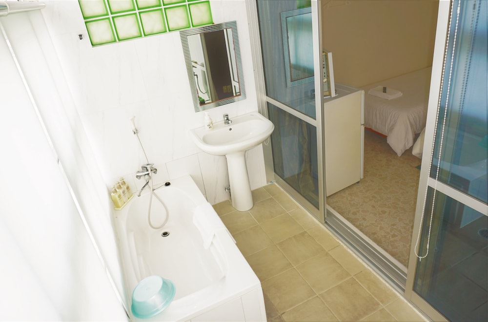 オーシャンビューツイン テラス付き バスルーム0 | 沖縄オーシャンフロントホテル