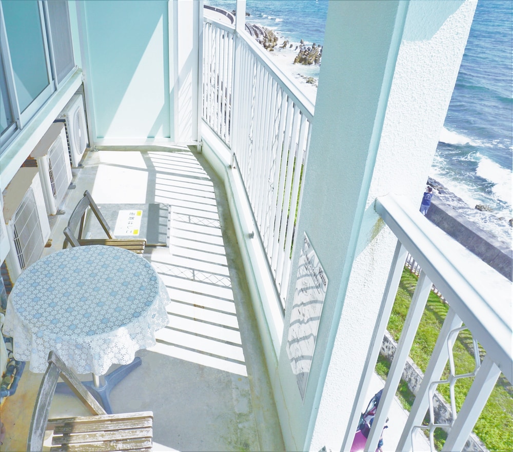 オーシャンビューツイン テラス付き バルコニー0 | 沖縄オーシャンフロントホテル