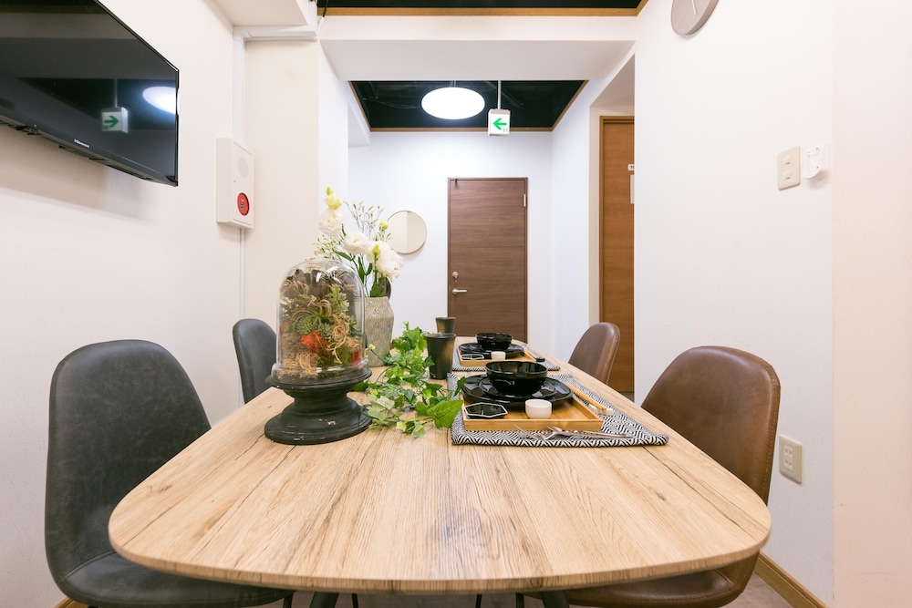 中里101 客室内のダイニングエリア1 | TORA HOTEL Komagome A