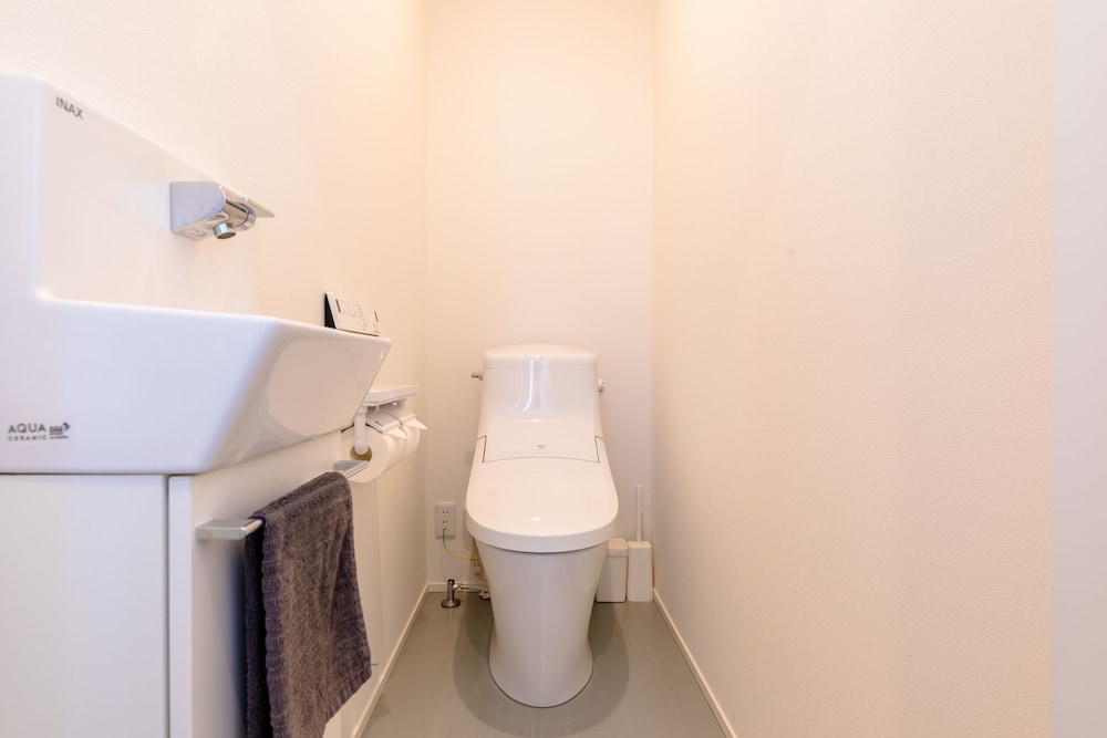 ヴィラ 3 ベッドルーム 禁煙 バスルーム1 | Frame View Mt.Fuji Villa-east-