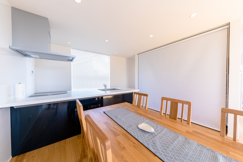 ヴィラ 3 ベッドルーム 禁煙 客室内のダイニングエリア1 | Frame View Mt.Fuji Villa-east-