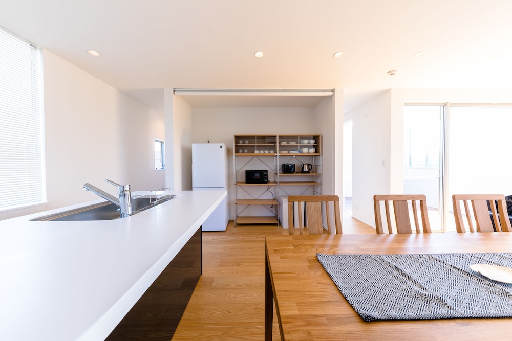 ヴィラ 3 ベッドルーム 禁煙 客室内のダイニングエリア2 | Frame View Mt.Fuji Villa-east-