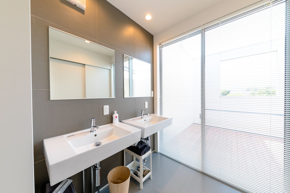 ヴィラ 3 ベッドルーム 禁煙 バスルームのシンク0 | Frame View Mt.Fuji Villa-east-