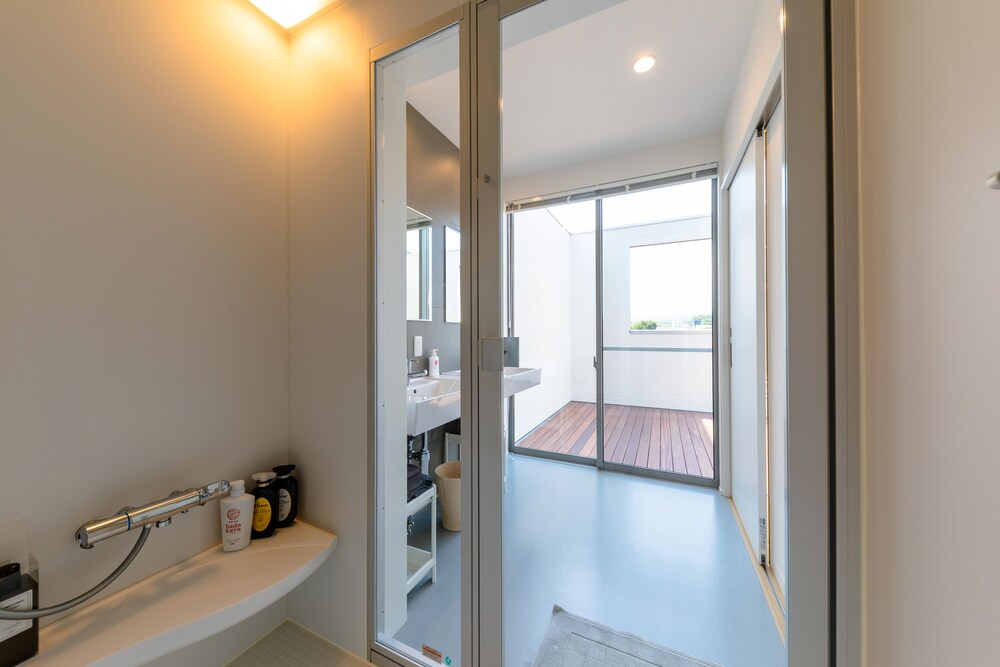 ヴィラ 3 ベッドルーム 禁煙 バスルーム2 | Frame View Mt.Fuji Villa-east-