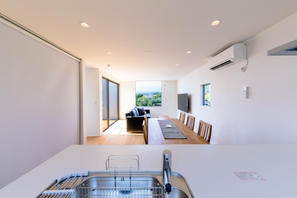 ヴィラ 3 ベッドルーム 禁煙 客室内のダイニングエリア0 | Frame View Mt.Fuji Villa-east-